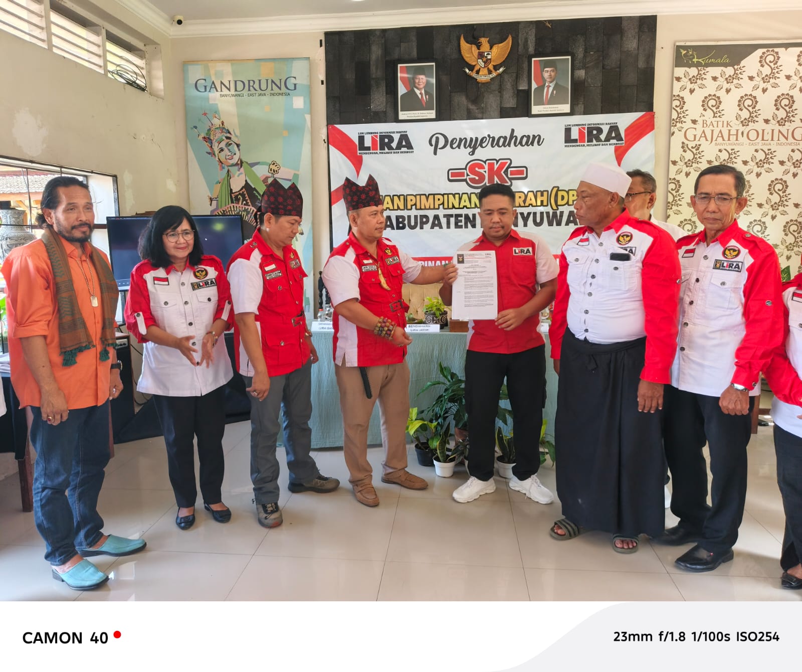 Penyerahan SK DPD LSM LIRA Banyuwangi Berlangsung Khidmat dan Meriah, Semangat Kebersamaan Menggema Lewat Tari Gandrung
